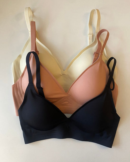 Fotografía editorial de moda con estética minimalista que muestra una colección de ropa interior básica en tonos nude y negro de la marca chilena Nubody.