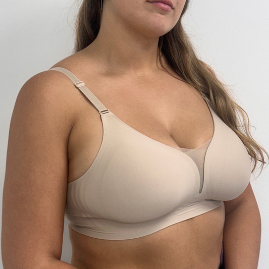 Fotografía estilo catálogo de modelo usando sostén sin aro de microfibra color nude de la marca Nubody en Chile.