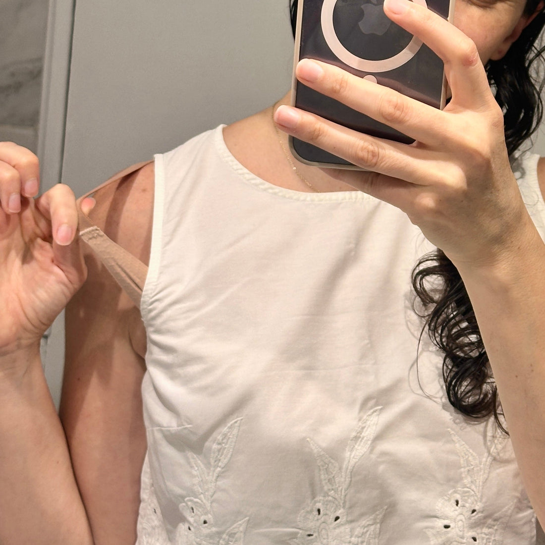 Fotografía estilo catálogo que muestra ropa interior color nude e invisible bajo una blusa blanca translúcida de la marca chilena Nubody.