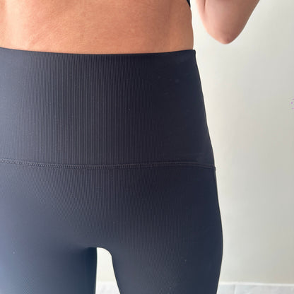 Detalle de la tela Rib técnica 80/20 que no se trasluce, ideal para sentadillas y gimnasio