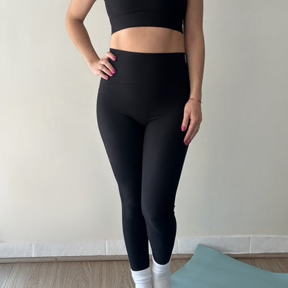 Calzas deportivas Rib de 80% Nylon y 20% Spandex color Negro tiro alto para mujer